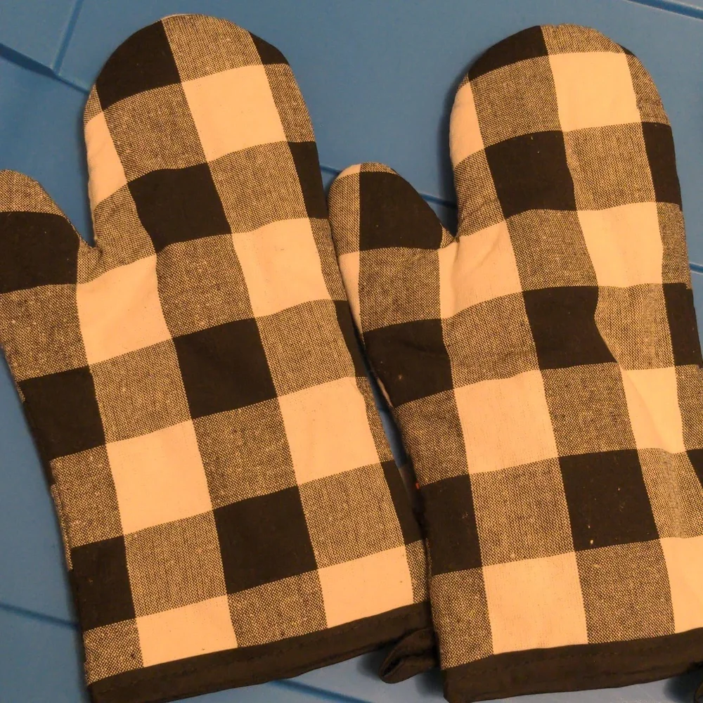 2 Black and White Oven Mitts and Potholders NEW